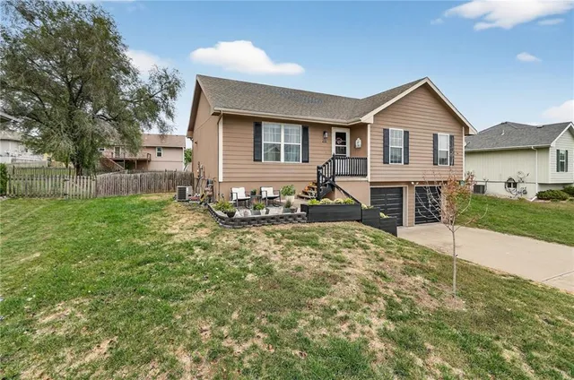 $299,900 | 210 East 22nd Street, Kearney, MO 64060