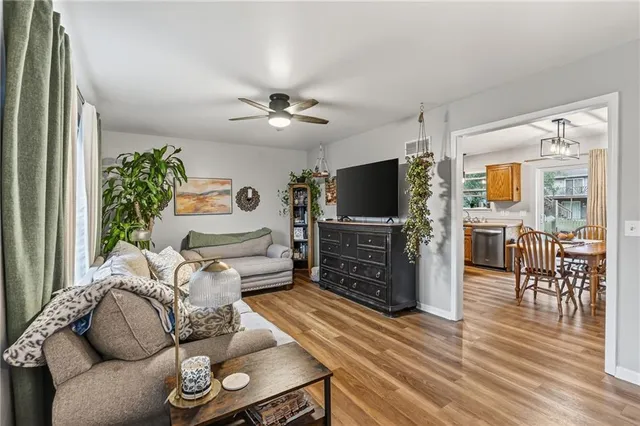 $299,900 | 210 East 22nd Street, Kearney, MO 64060