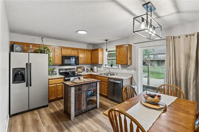 $299,900 | 210 East 22nd Street, Kearney, MO 64060