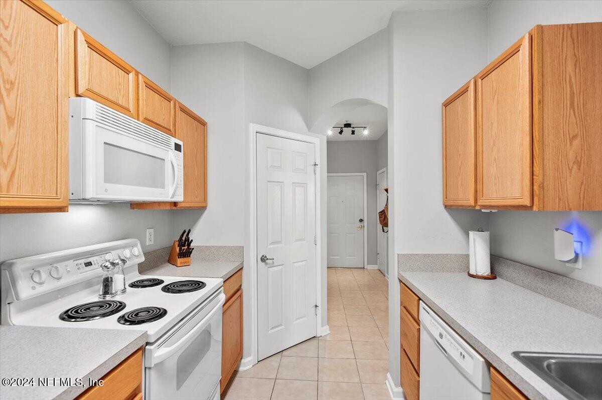 7990 Baymeadows Road East, Unit 805 Jacksonville, FL 32256 - Photo 13 of 50 Kitchen 3