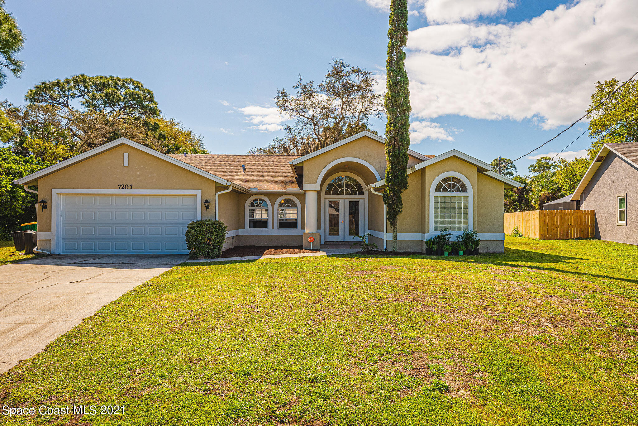 a front view of house with yard and garage