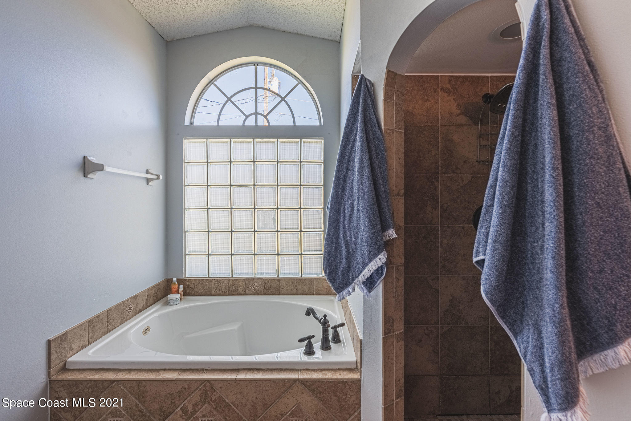 7207 Achilles Road Cocoa, FL 32927 - Photo 27 of 57 a bath tub sitting next to a window