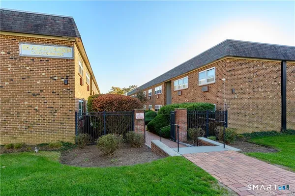 $1,950 | 637 Cove Road, Unit C19, Stamford, CT 06902