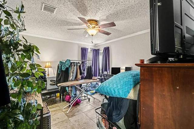 a view of entryway with furniture