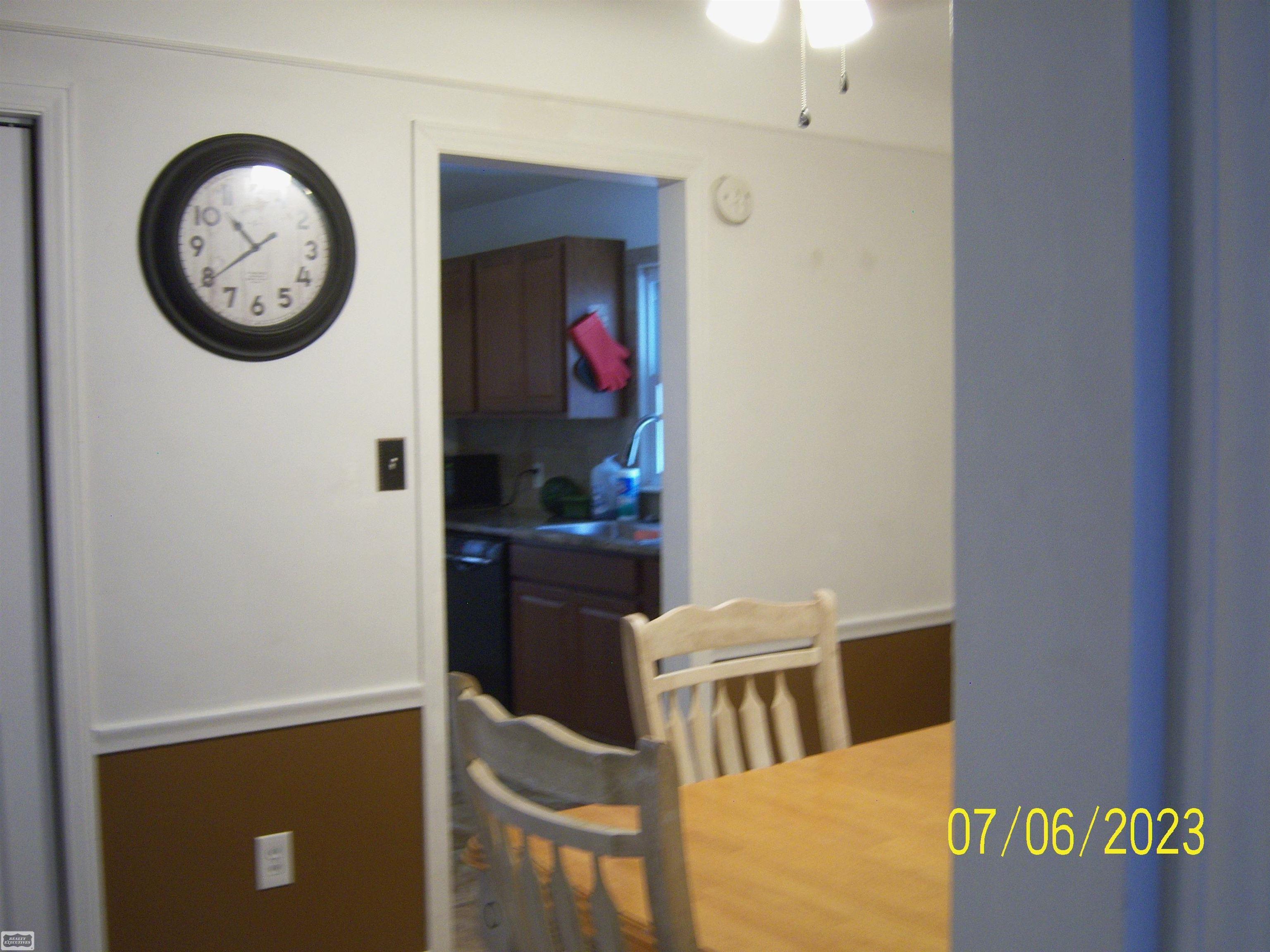 2189 Vernier Road Grosse Pointe, MI 48236 - Photo 11 of 32 50114567-10.JPG