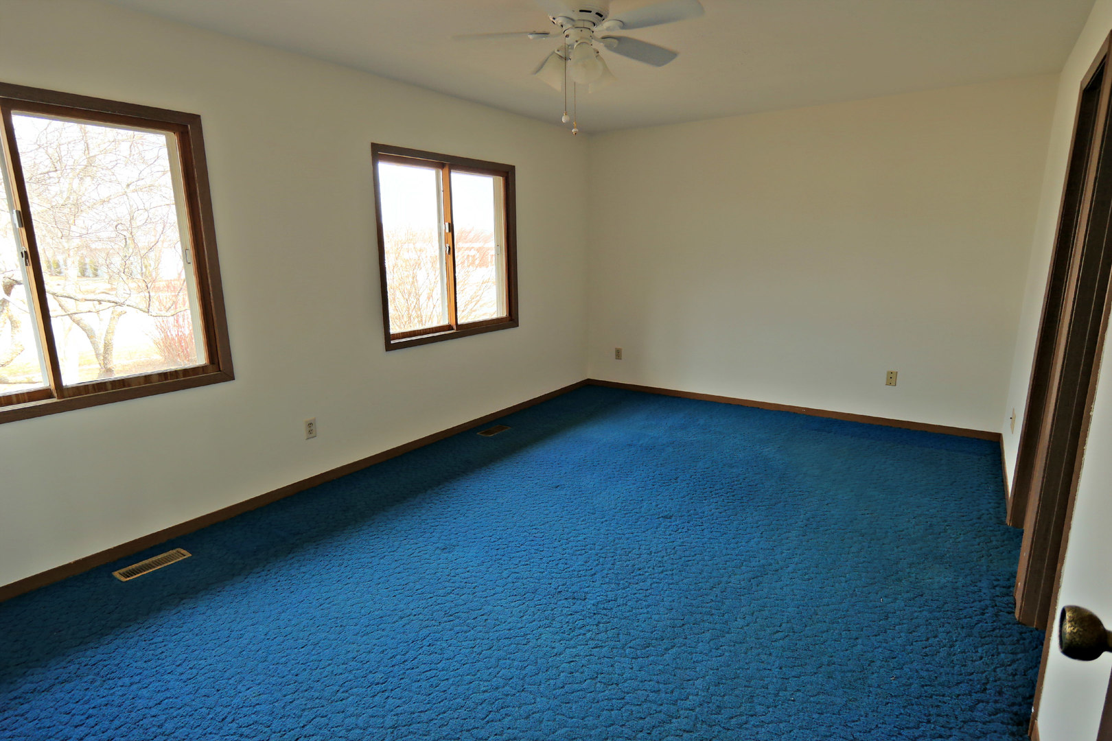 12005 Maple Avenue Hebron, IL 60034 - Photo 7 of 28 an empty room with a window