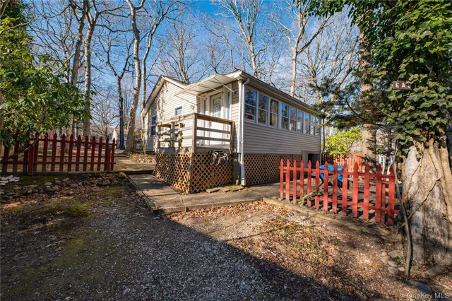 $139,990 | 9 Eastway Path, Baiting Hollow, NY 11933