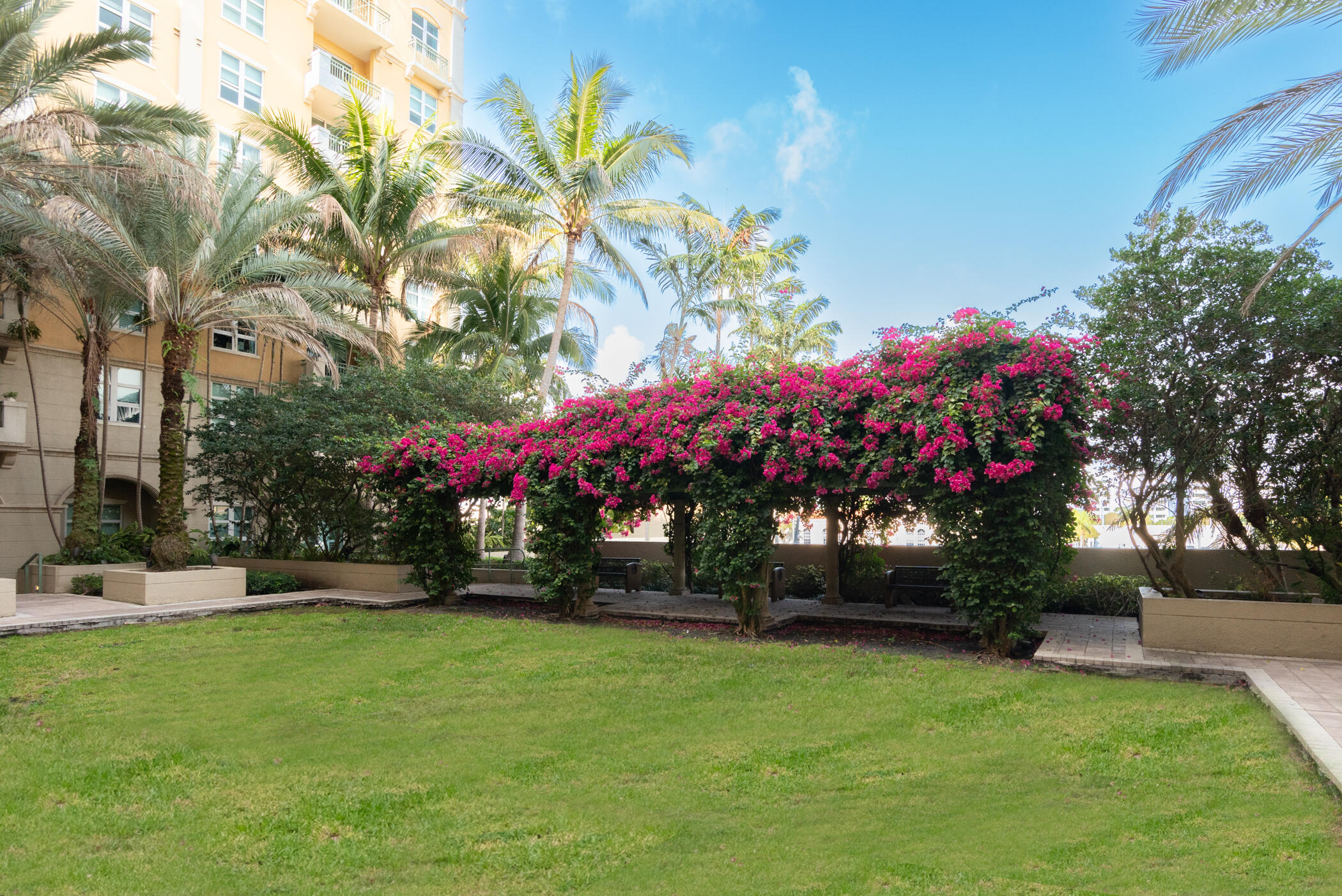 403 South Sapodilla Avenue, Unit 207 West Palm Beach, FL 33401 - Photo 26 of 32 a front view of a house with a garden