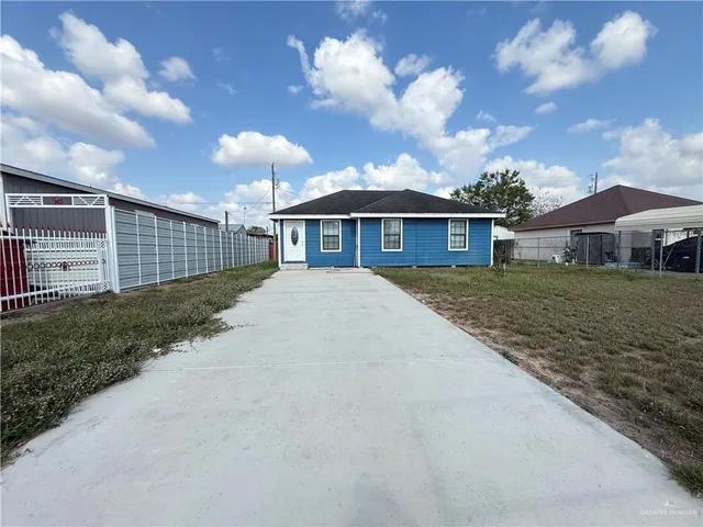 a view of house with a yard