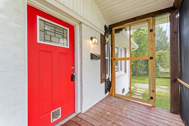 a view of a backyard