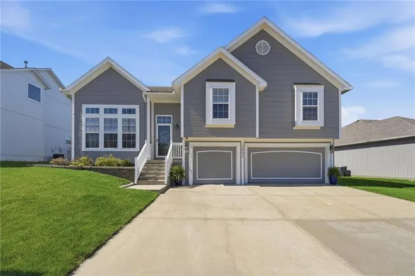 $435,000 | 3805 Northwest Old Stagecoach Road, Kansas City, MO 64154