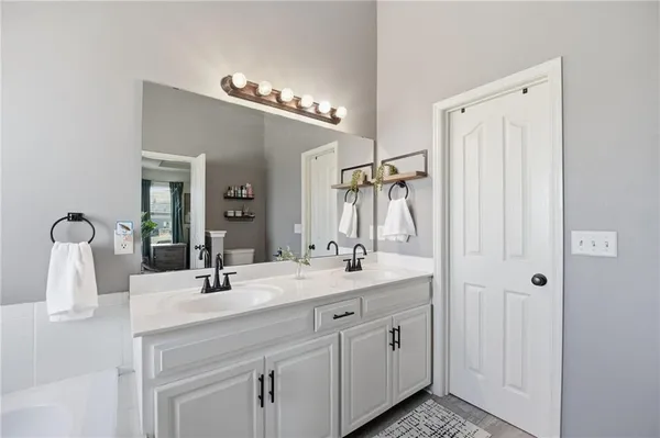 $435,000 | 3805 Northwest Old Stagecoach Road, Kansas City, MO 64154