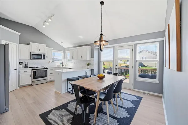 $435,000 | 3805 Northwest Old Stagecoach Road, Kansas City, MO 64154