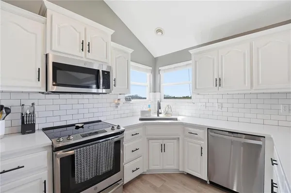 $435,000 | 3805 Northwest Old Stagecoach Road, Kansas City, MO 64154