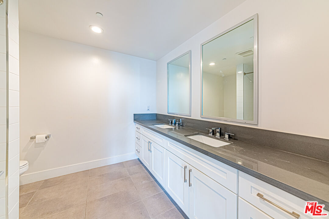 1101 South Harvard Boulevard, Unit 303 Los Angeles, CA 90006 - Photo 16 of 44 a bathroom with 2 sink and a mirror