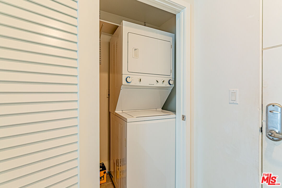 1101 South Harvard Boulevard, Unit 303 Los Angeles, CA 90006 - Photo 23 of 44 a utility room with dryer and washer