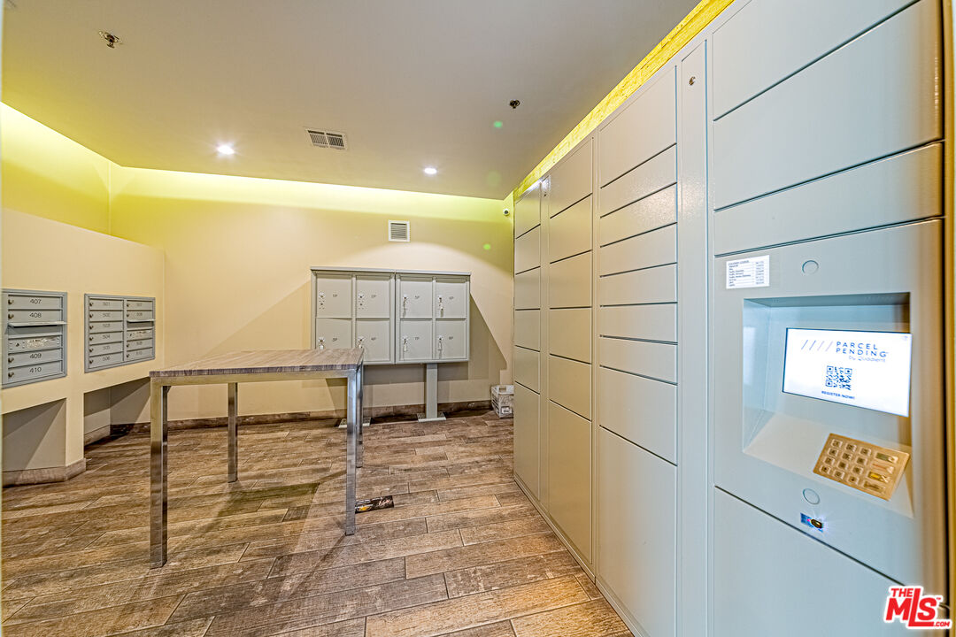 1101 South Harvard Boulevard, Unit 303 Los Angeles, CA 90006 - Photo 35 of 44 a view of work space with furniture