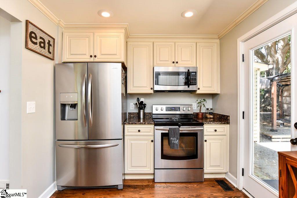 35 Lowndes Hill Road Greenville, SC 29607 - Photo 17 of 33
