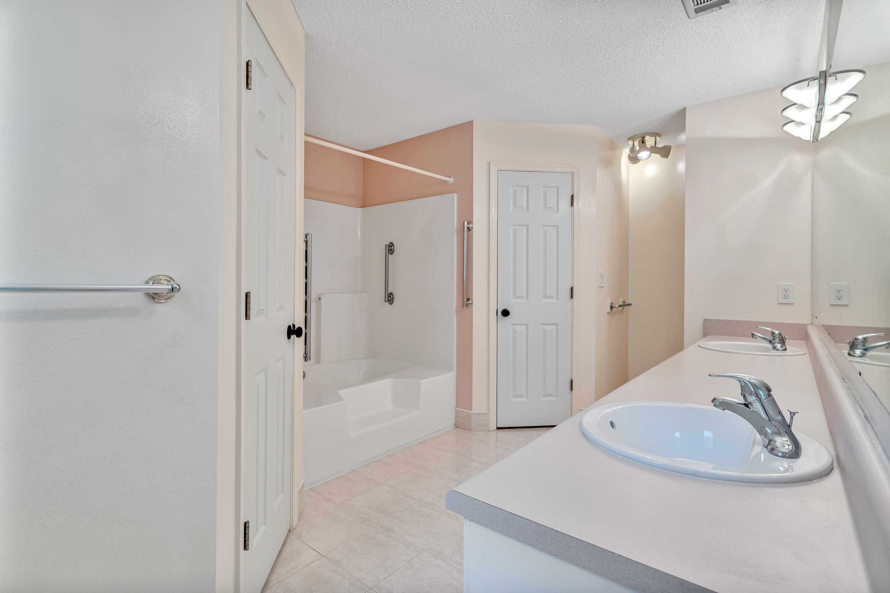 1249 Jefferyscot Drive Crestview, FL 32536 - Photo 21 of 40 a bathroom with a sink a toilet and shower