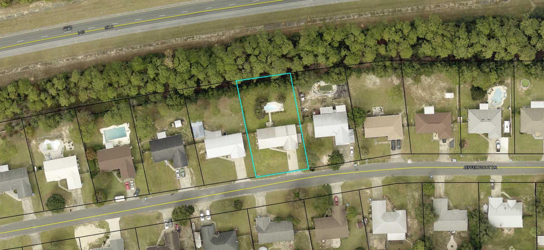 1249 Jefferyscot Drive Crestview, FL 32536 - Photo 40 of 40 a bathroom with a mirror