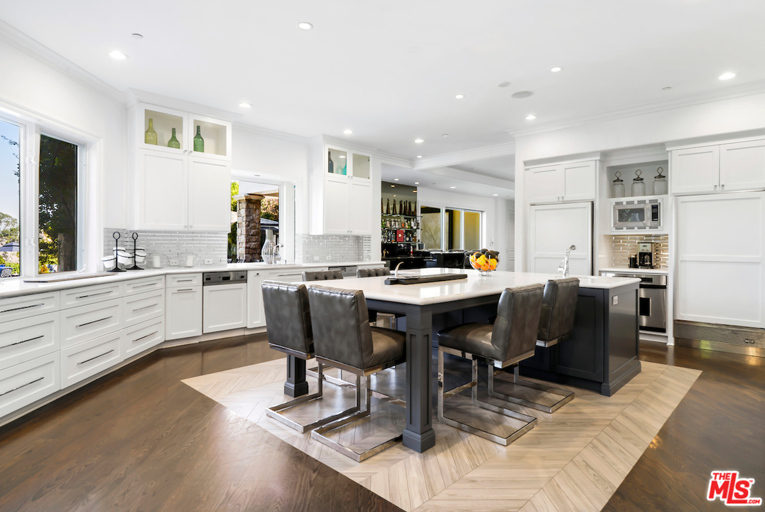 3316 Clerendon Road Beverly Hills, CA 91423 - Photo 18 of 53 a living room with furniture and kitchen view