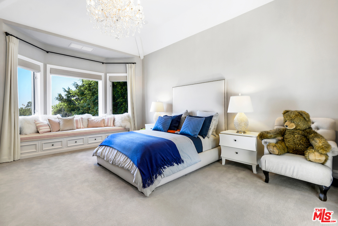 3316 Clerendon Road Beverly Hills, CA 91423 - Photo 36 of 53 a spacious bedroom with a bed and a couch next to a window