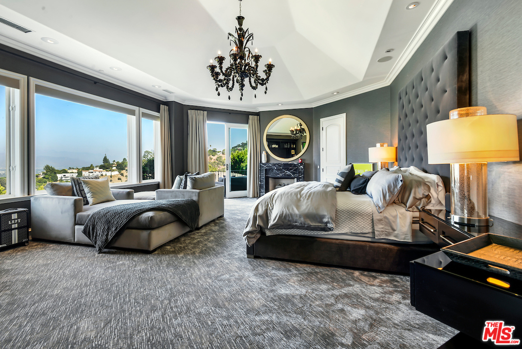 3316 Clerendon Road Beverly Hills, CA 91423 - Photo 38 of 53 a bedroom with bed and a large window