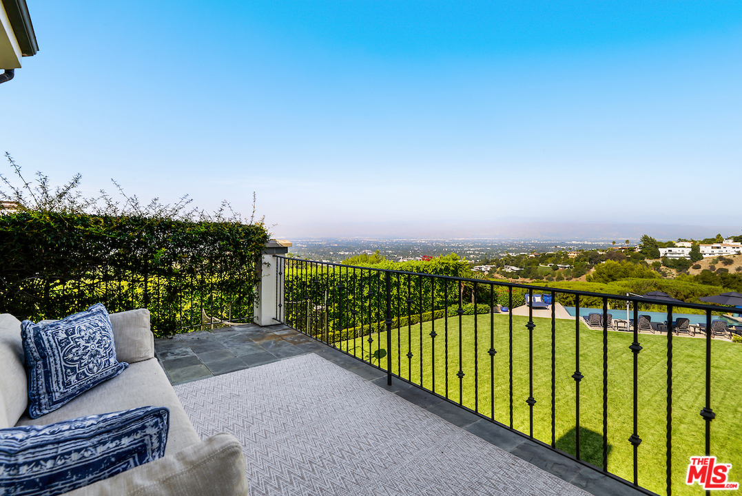 3316 Clerendon Road Beverly Hills, CA 91423 - Photo 41 of 53 a view of a balcony with an outdoor seating