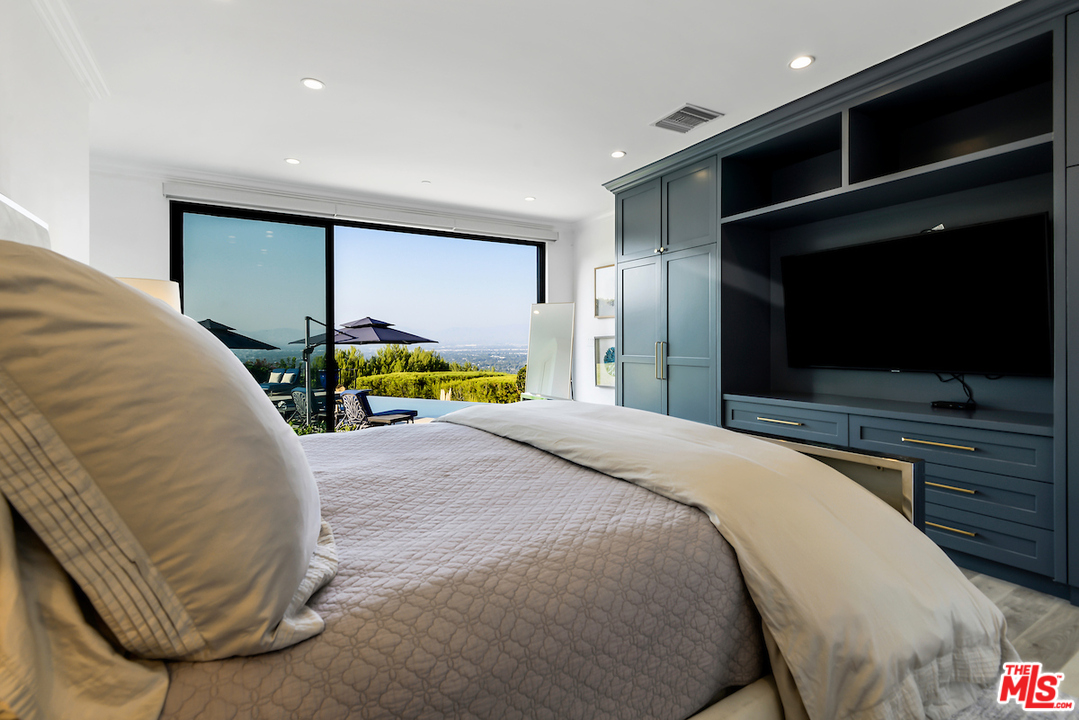 3316 Clerendon Road Beverly Hills, CA 91423 - Photo 51 of 53 a bedroom with a bed and a flat screen tv
