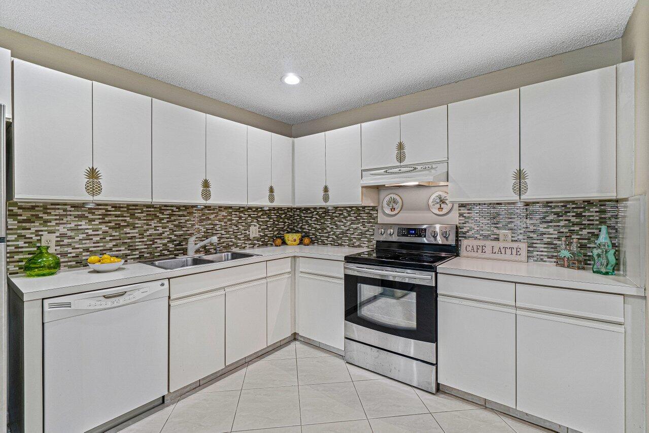 5690 Coach House Circle, Unit G Boca Raton, FL 33486 - Photo 11 of 33 OPEN EAT IN KITCHEN