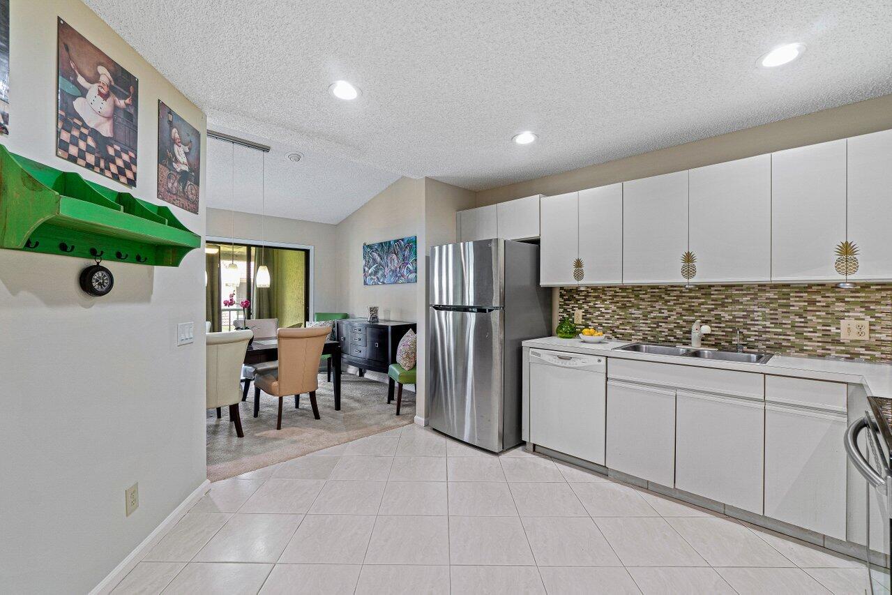 5690 Coach House Circle, Unit G Boca Raton, FL 33486 - Photo 12 of 33 STAINLESS APPLIANCES