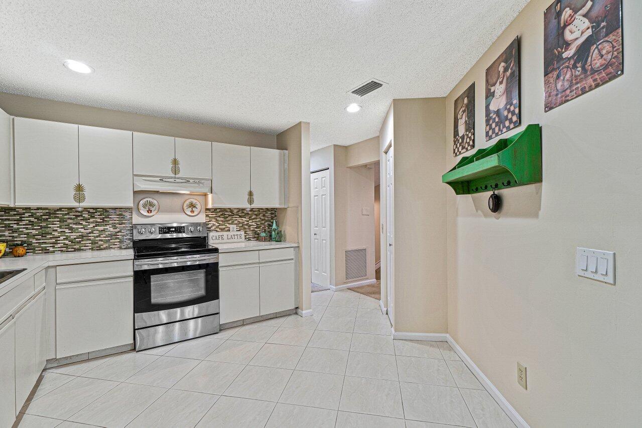 5690 Coach House Circle, Unit G Boca Raton, FL 33486 - Photo 13 of 33 SPACIOUS EAT- IN KITCHEN