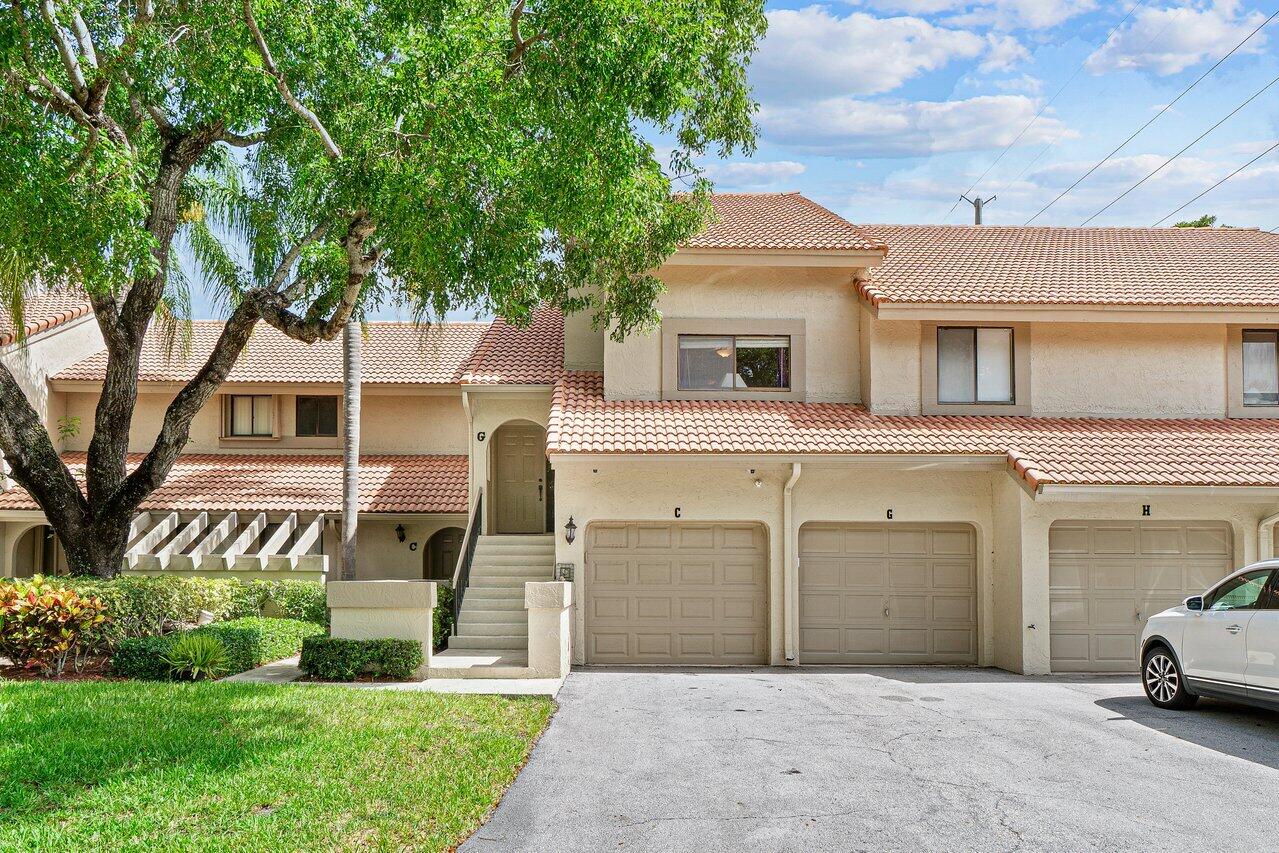 5690 Coach House Circle, Unit G Boca Raton, FL 33486 - Photo 2 of 33 LONG DRIVEWAY