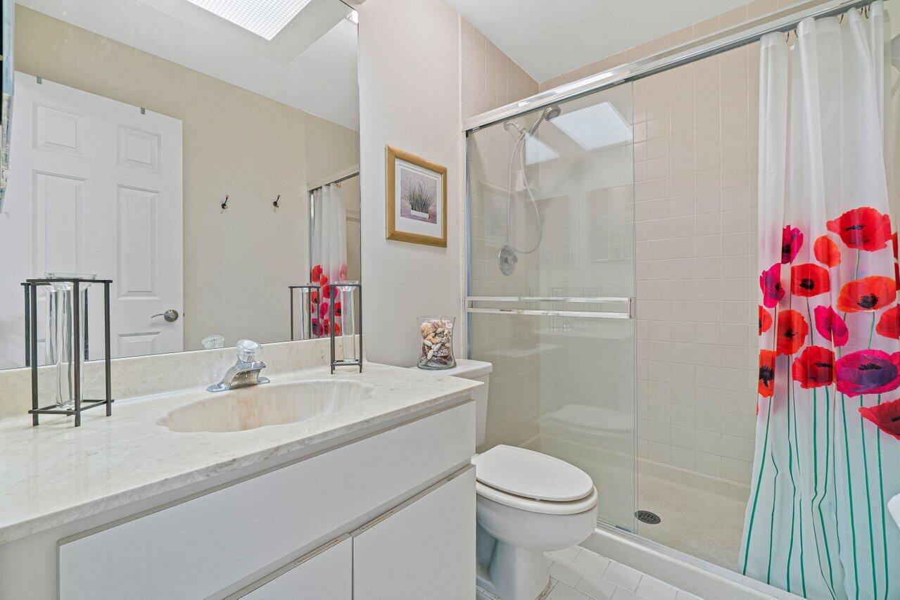 5690 Coach House Circle, Unit G Boca Raton, FL 33486 - Photo 22 of 33 GUEST BATH WITH STEP IN SHOWER
