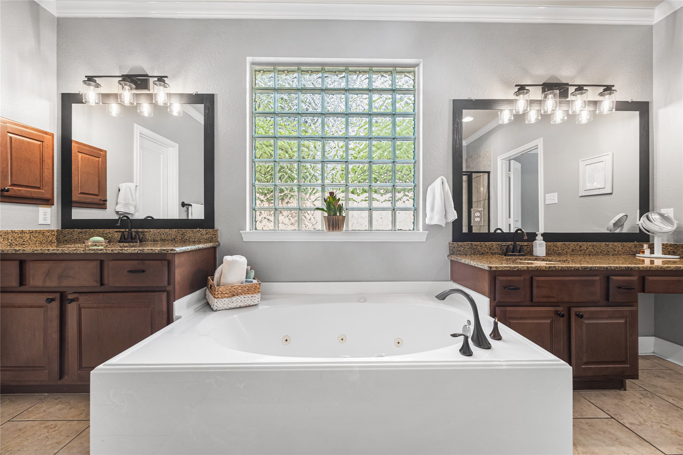 2167 Summit Mist Drive Conroe, TX 77304 - Photo 22 of 34 a spacious bathroom with a bathtub sink and mirror