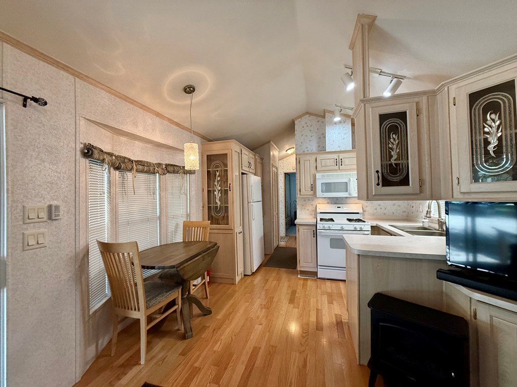 9 H Street Cascade, ID 83611 - Photo 9 of 29 Kitchen & Dining Areas