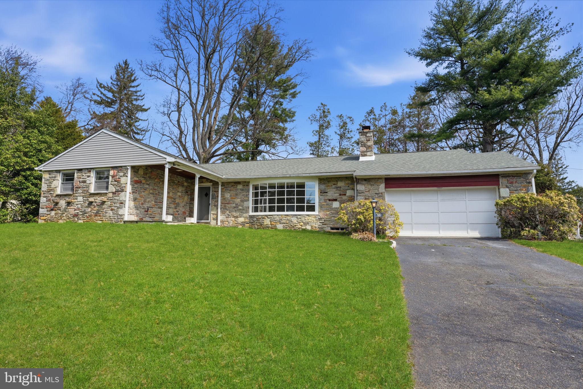 10 Home Road Hatboro, PA 19040 - Photo 4 of 42 a front view of a house with a garden