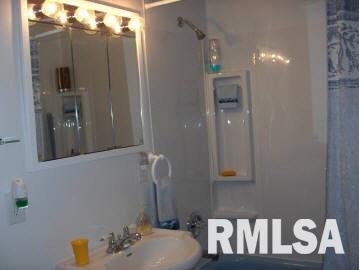 716 East 4th Street Flora, IL 62839 - Photo 9 of 17 Gallery Image 9