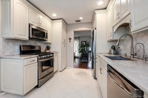 $899,000 | 3683 Illona Lane, Oceanside, NY 11572