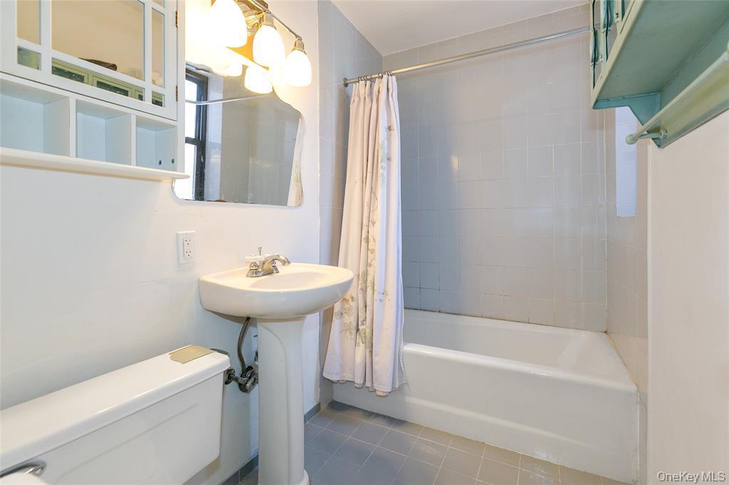 2 Town House Place, Unit 3N Great Neck, NY 11021 - Photo 15 of 26 a bathroom with a sink toilet and bathtub
