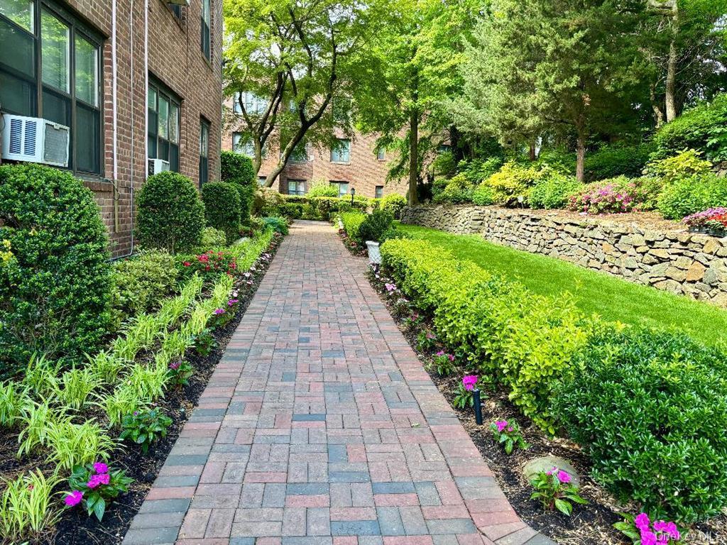 2 Town House Place, Unit 3N Great Neck, NY 11021 - Photo 2 of 26 a view of a garden with pathway