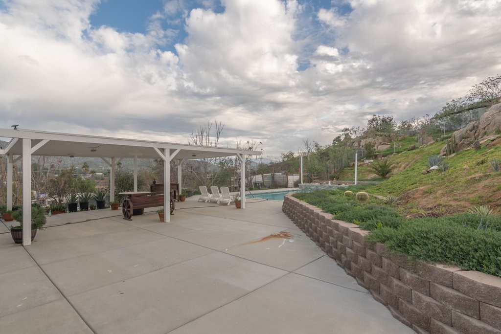 26460 Dale Street Hemet, CA 92545 - Photo 19 of 40 a view of a garden with sitting area