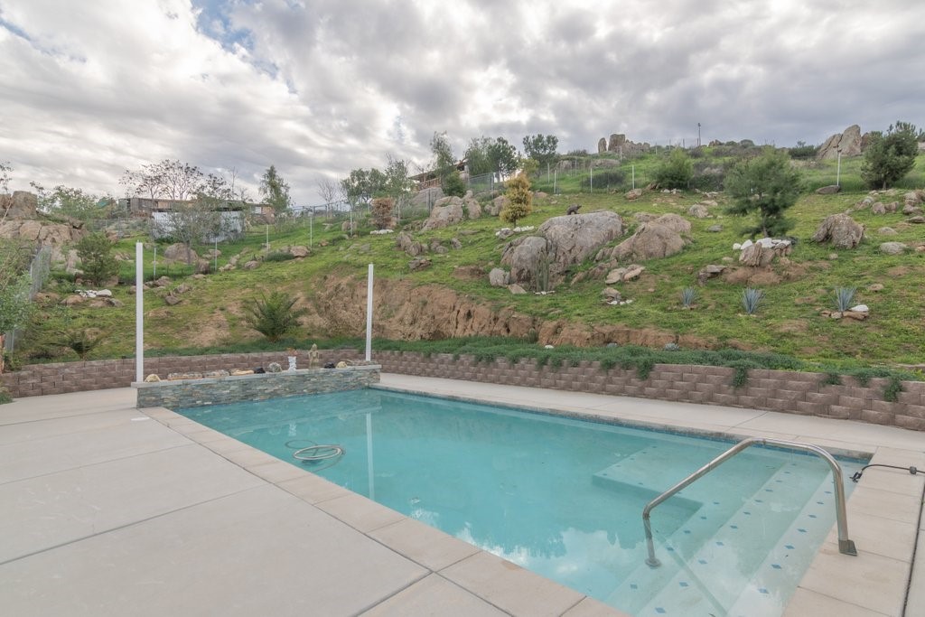 26460 Dale Street Hemet, CA 92545 - Photo 21 of 40 a view of a terrace