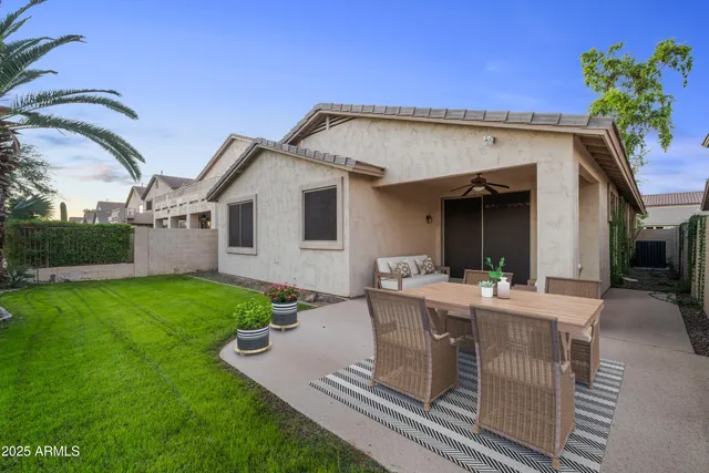 a view of a house with backyard and garden
