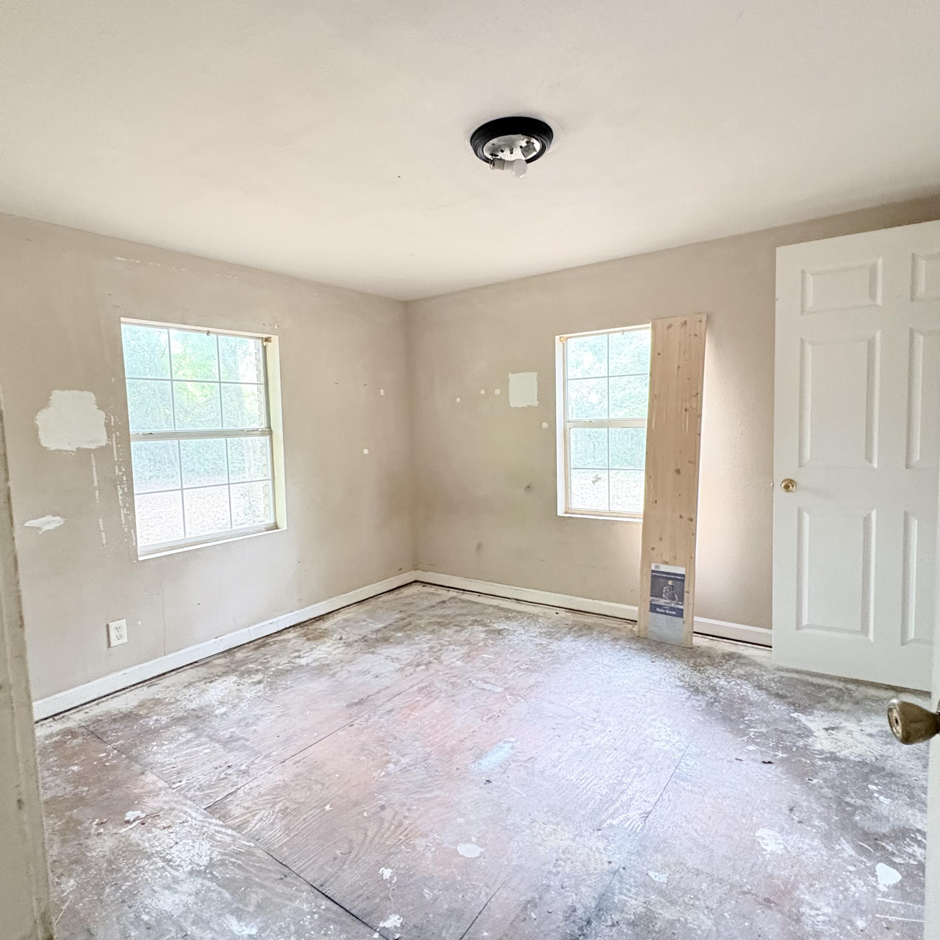 656 McClelland Street Crestview, FL 32536 - Photo 5 of 8 an empty room with windows