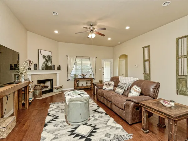 $2,100 | 116 Barn Owl Loop, Leander, TX 78641