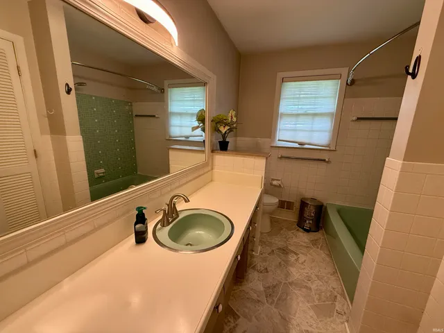 $199,900 | 1212 North Wildwood Lane, Muncie, IN 47304