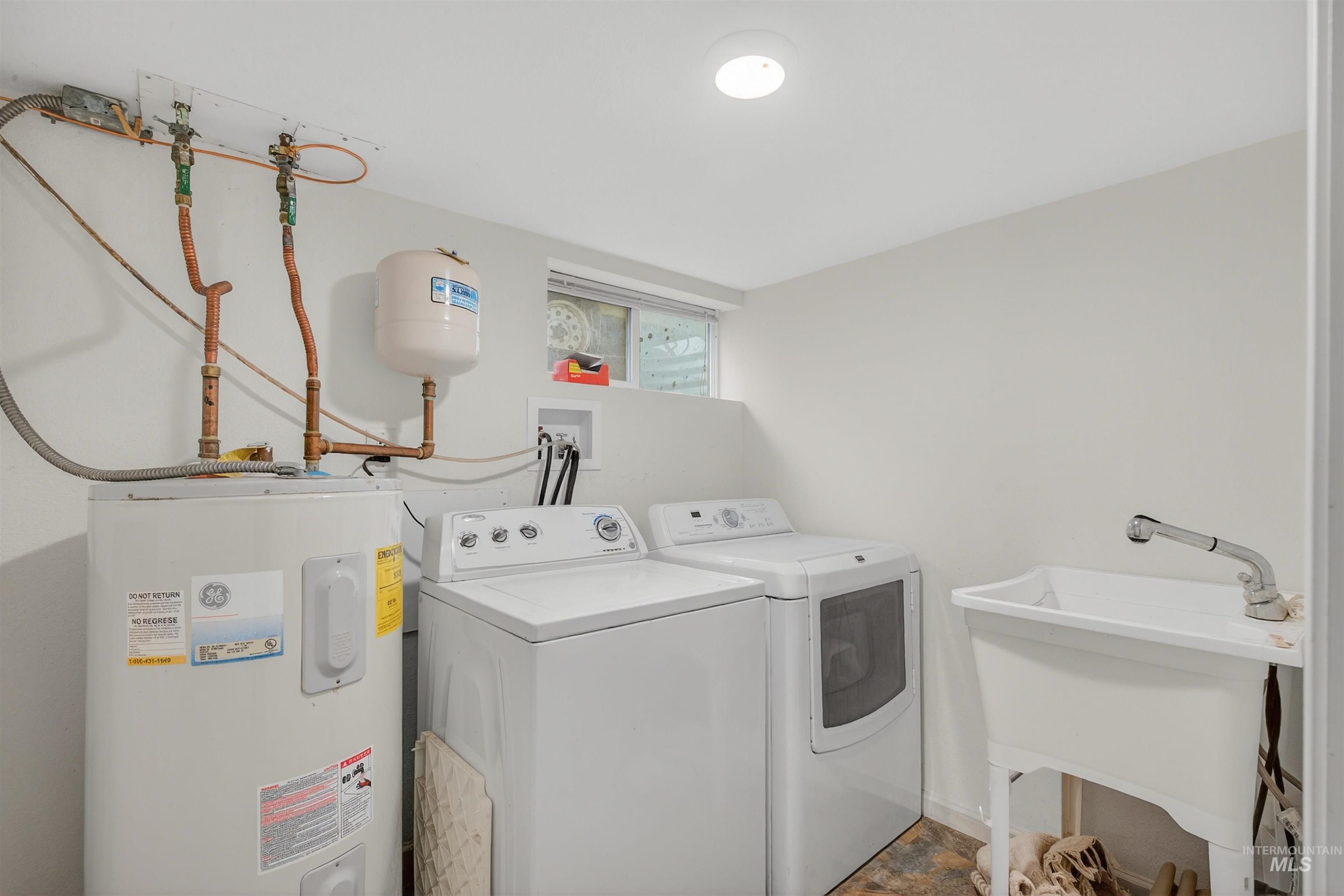 601 12th Street Clarkston, WA 99403 - Photo 15 of 21 Laundry room featuring water heater and independent washer and dryer