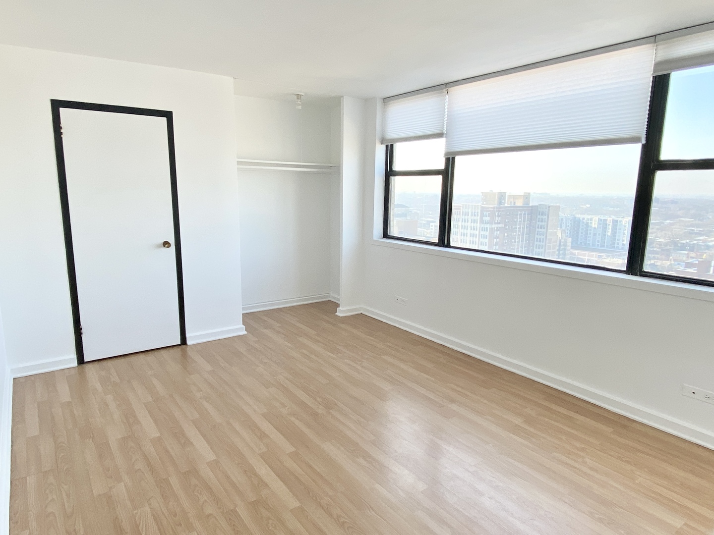6301 North Sheridan Road, Unit 22B Chicago, IL 60660 - Photo 11 of 14 an empty room with a window