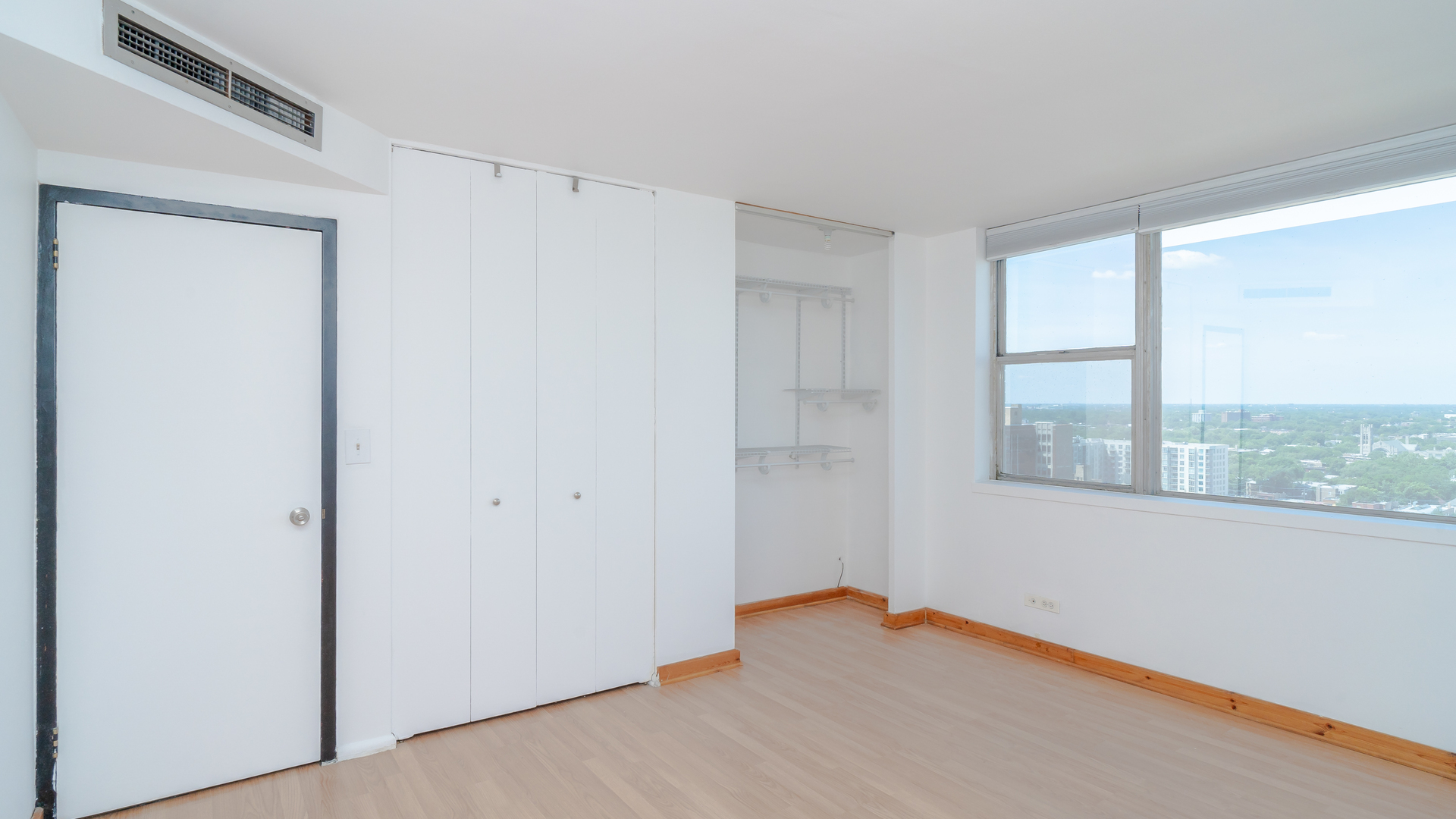 6301 North Sheridan Road, Unit 22B Chicago, IL 60660 - Photo 9 of 14 a view of an empty room with a window